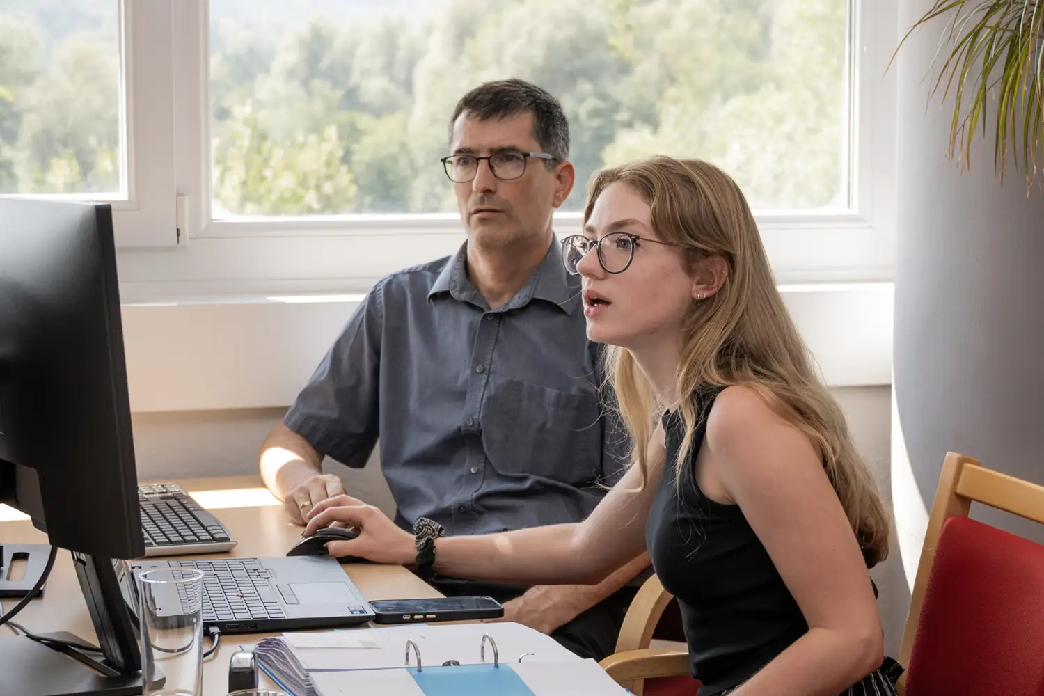 Führungskraft im Dialog mit Teammitglied – Lernpfad und klare Entwicklungsschritte im Fokus.
