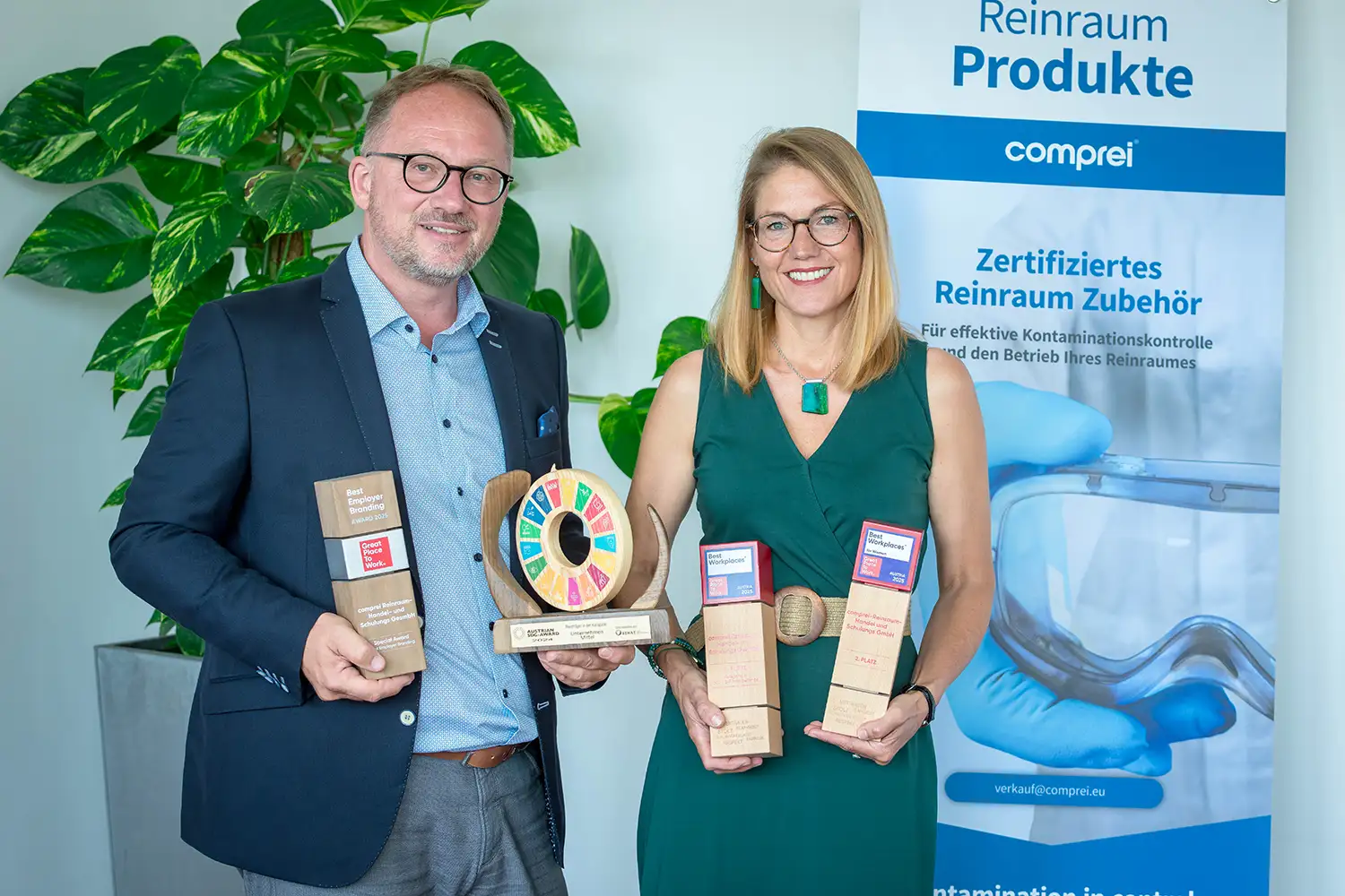 Achim und Lavinia Angermeier mit den GPTW-Auszeichnungen