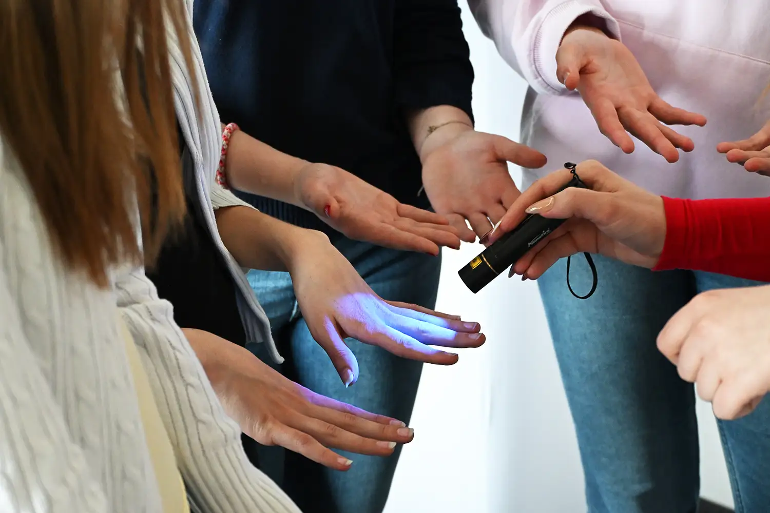 Using UV light, it was possible to see how even the smallest contaminants can spread.