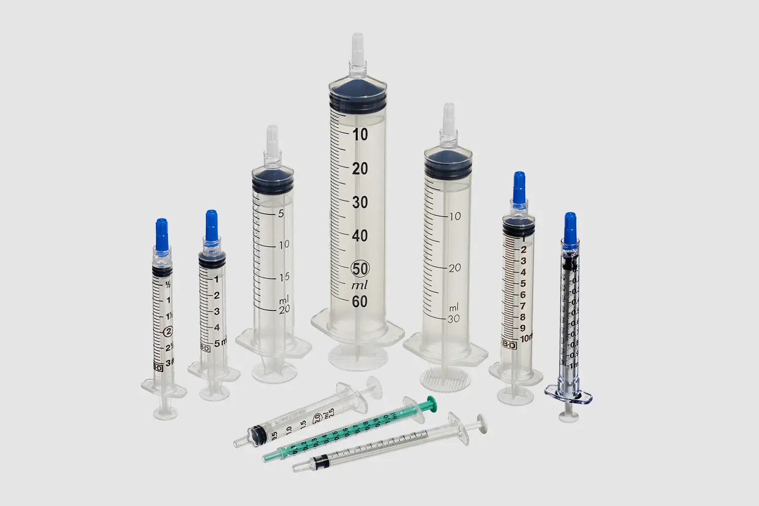 Ein Set von verschiedenen sterilen Spritzen für die Anwendung im aseptischen Reinraum, zum Beispiel für Krankenhausapotheken