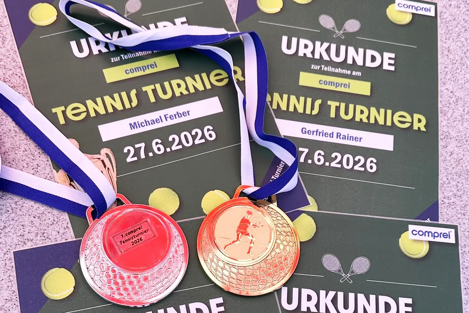 Medaillen und Auszeichnungen für die Teilnehmer des ersten comprei Tennis-Turniers.
